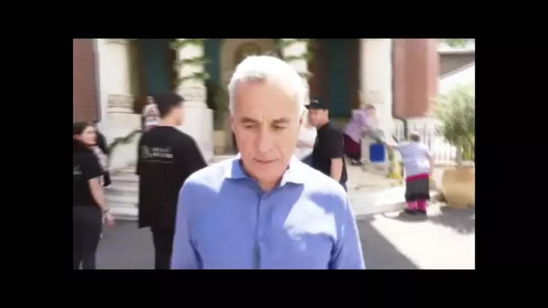 Călin Georgescu, ieșind din Biserica Visarion, unde s-a cununat Kira Hagi cu Thomas Ferfelis. Foto: captură România TV