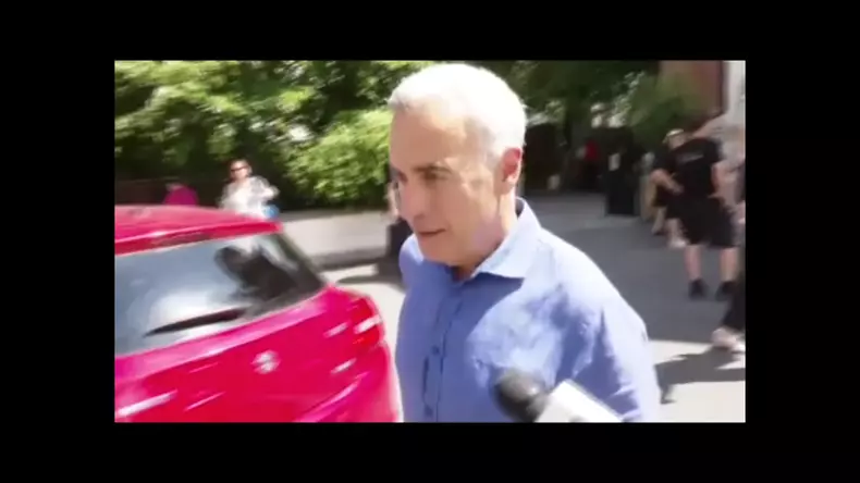 Călin Georgescu, ieșind din Biserica Visarion, unde s-a cununat Kira Hagi cu Thomas Ferfelis. Foto: captură România TV