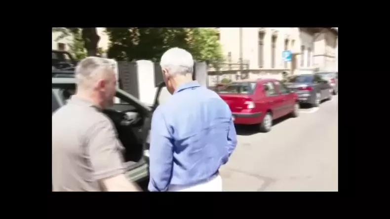 Călin Georgescu, ieșind din Biserica Visarion, unde s-a cununat Kira Hagi cu Thomas Ferfelis. Foto: captură România TV