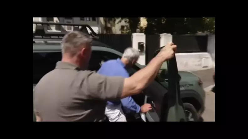 Călin Georgescu, ieșind din Biserica Visarion, unde s-a cununat Kira Hagi cu Thomas Ferfelis. Foto: captură România TV