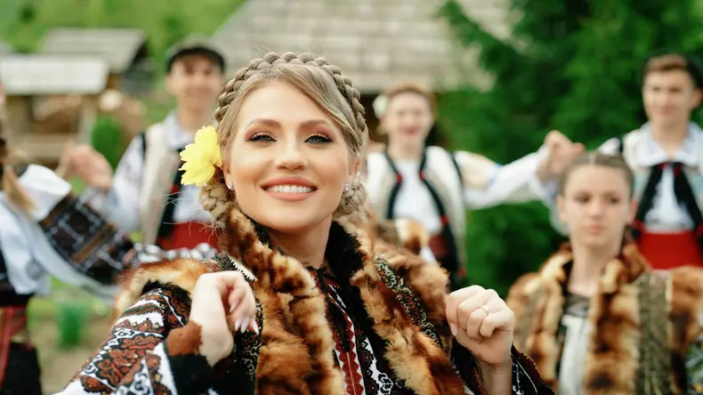 Mirela Vaida in costum popular