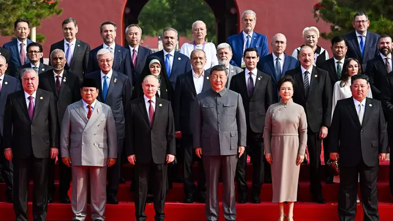 Adrian Năstase și Viorica Dăncilă, aproape de Xi Jinping, Vladimir Putin și Kim Jong-un