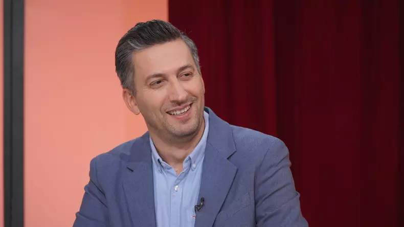 cosmin stan intrebarea mesei rotunde acasa tv (1)