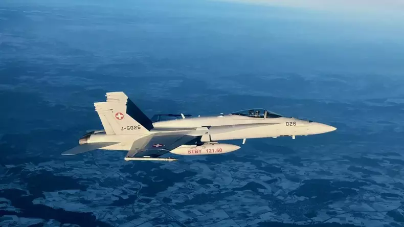 Nicușor Dan a ajuns în România cu Spartan. A fost escortat de 2 avioane F-18 în Elveția- (4)