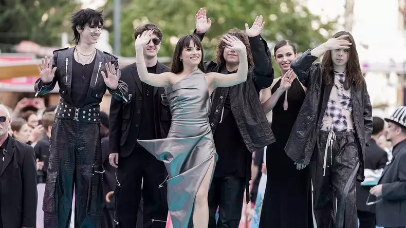 Alexandra Căpitănescu pe covorul turcoaz, înaintea semifinalelor și finalei de săptămâna viitoare ale ediției Eurovision Song Contest de la Viena. Foto: Profimedia