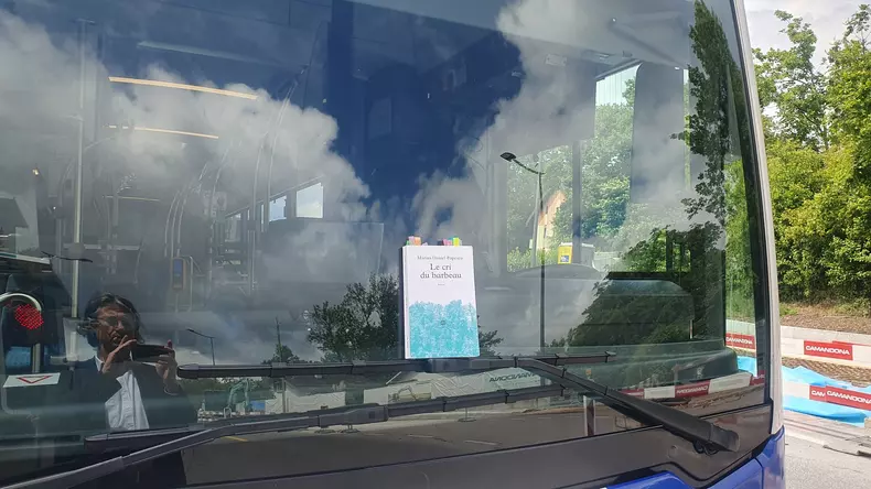 Autobuzul lui Marius Daniel Popescu, plus cartea sa