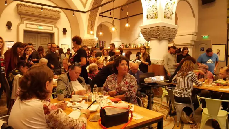 Bătrâni care joacă Bingo cu voluntari ai Asociației "Niciodată singur"