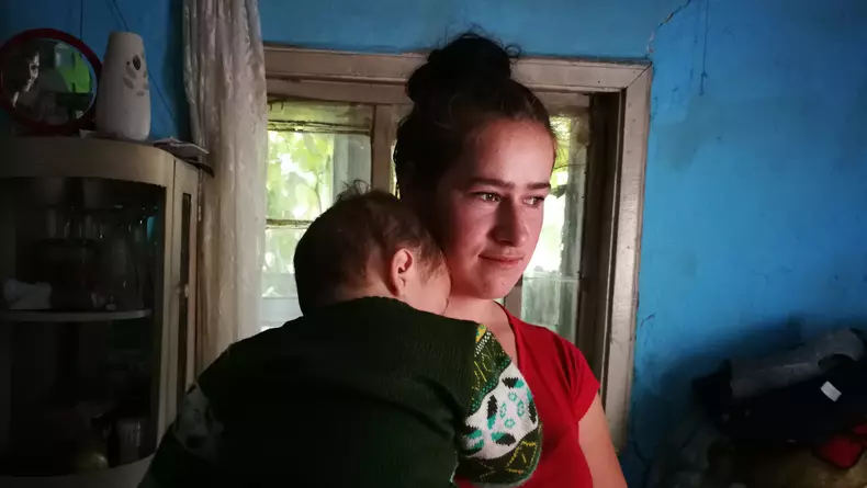 Ana-Maria, mama adolescentă din Botoșani, cu băiețelul ei