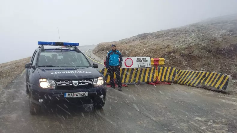 Turiști blocați în zăpadă pe Transalpina, pe un drum care era închis