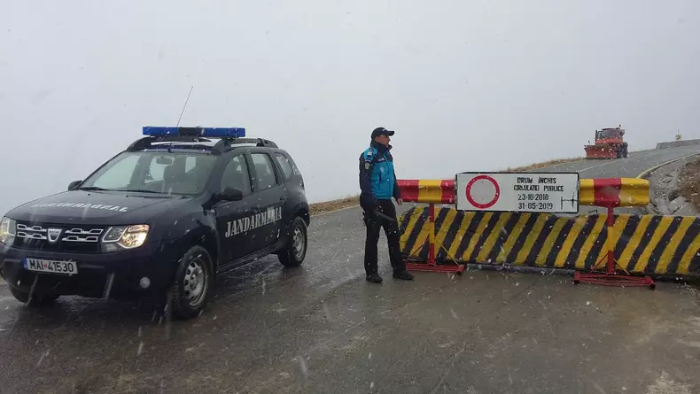 Turiști blocați în zăpadă pe Transalpina, pe un drum care era închis (3)