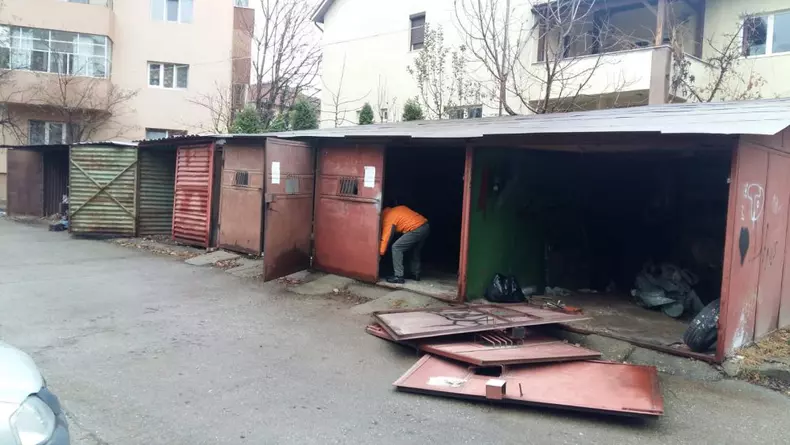 Primăria Timișoarei demolează garajele dintre blocuri, devenite focare de infecție