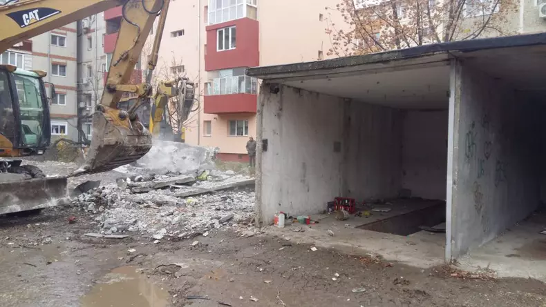 Primăria Timișoarei demolează garajele dintre blocuri, devenite focare de infecție