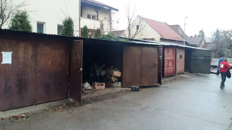 Primăria Timișoarei demolează garajele dintre blocuri, devenite focare de infecție