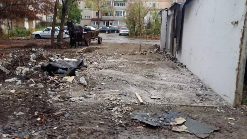 Primăria Timișoarei demolează garajele dintre blocuri, devenite focare de infecție
