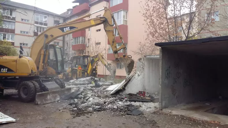 Primăria Timișoarei demolează garajele dintre blocuri, devenite focare de infecție