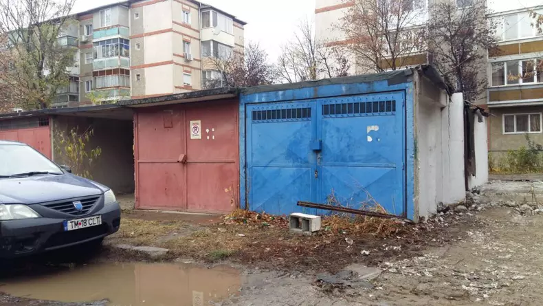 Primăria Timișoarei demolează garajele dintre blocuri, devenite focare de infecție