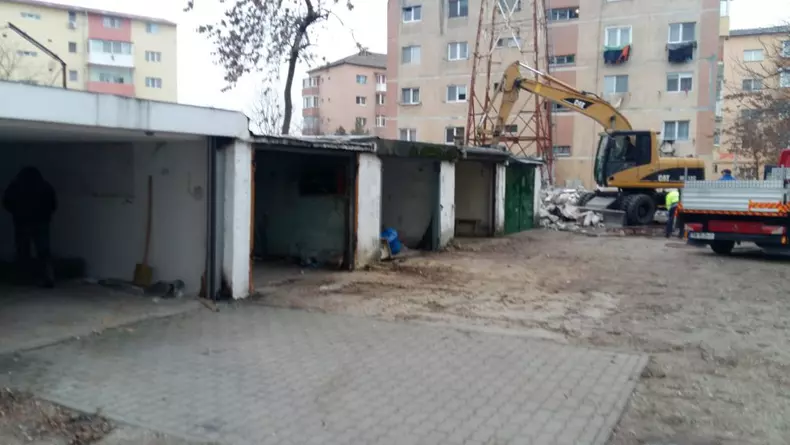 Primăria Timișoarei demolează garajele dintre blocuri, devenite focare de infecție