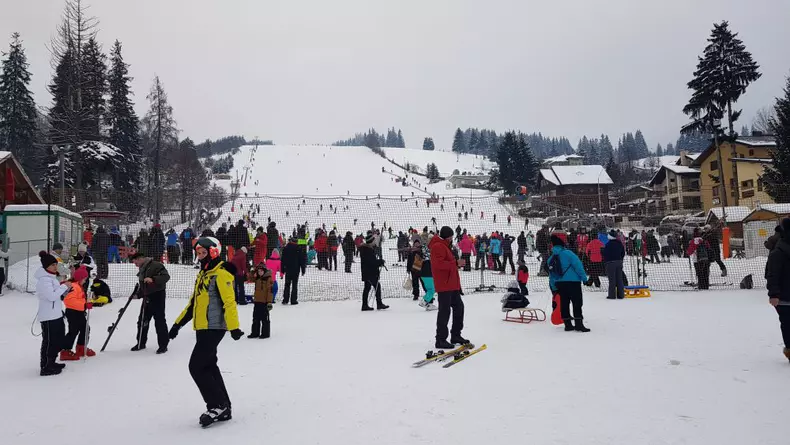 Alternativa la schi pe Valea Prahovei. Cât te costă distracția pe pârtie la Vatra Dornei