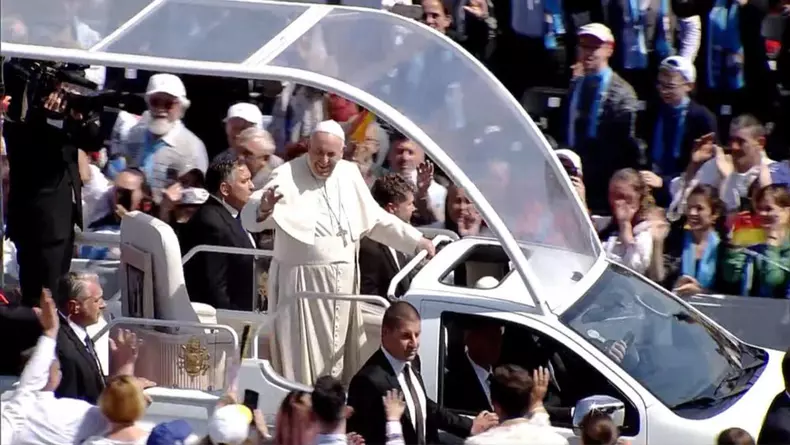 Momentul în care Papa Francisc trece cu papamobilul Dacia Duster printre pelerinii de la Blaj