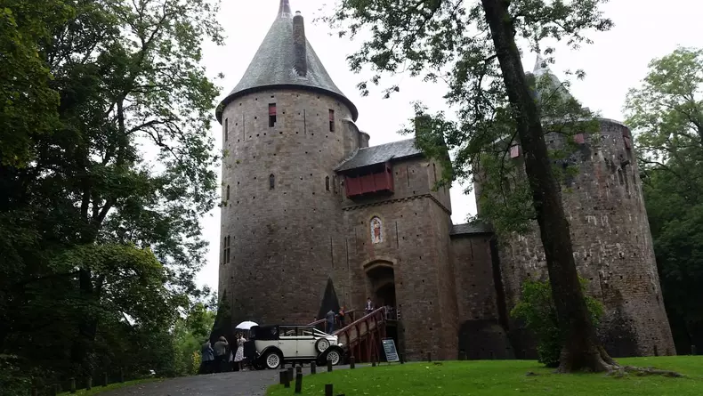 La Castelul Coch, un cuplu făcea fotografii de nuntă