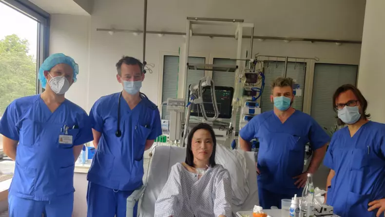 1600440887_few-days-before-discharging-with-some-doctors-and-nurse