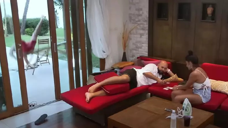 rey-a-cazut-de-la-balcon-insula-iubirii-2