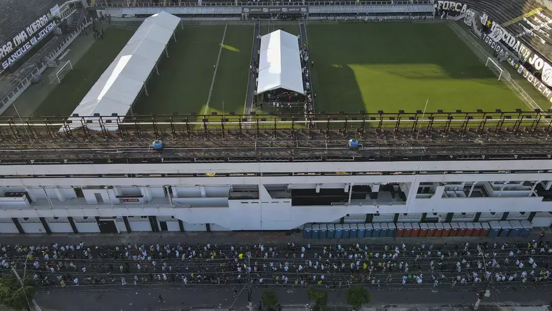 People pay their final respects to late soccer legend Pele