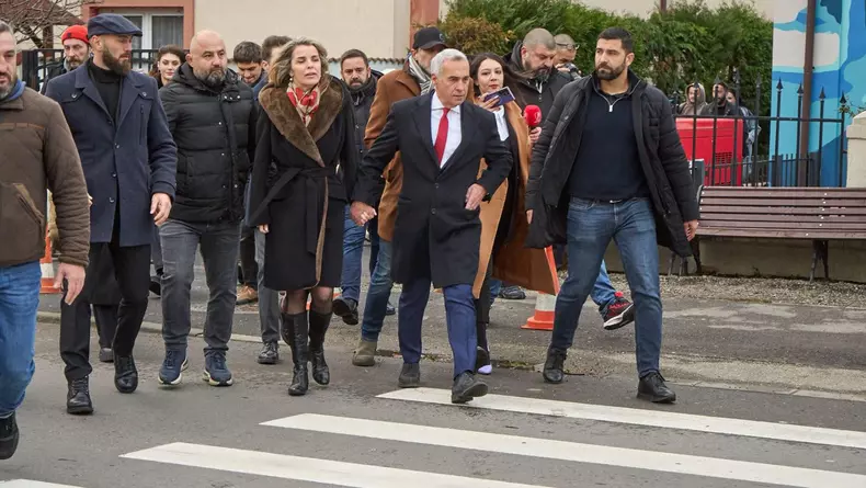 Călin și Cristela Georgescu au fost surprinși după ce au votat la parlamentare. Foto Profimedia