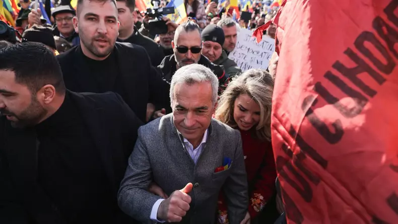 Călin Georgescu, înconjurat de oameni la „Marea Horă a Unirii Neamului”