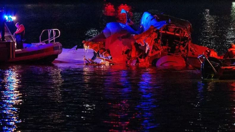 Unitățile de intervenție în caz de urgență evaluează epavele avioanelor în râul Potomac, lângă aeroportul Ronald Reagan Washington, pe 30 ianuarie 2025, în Arlington, Virginia. (Fotografia de Andrew Harnik/Getty Images) Sursa: CBS NEWS