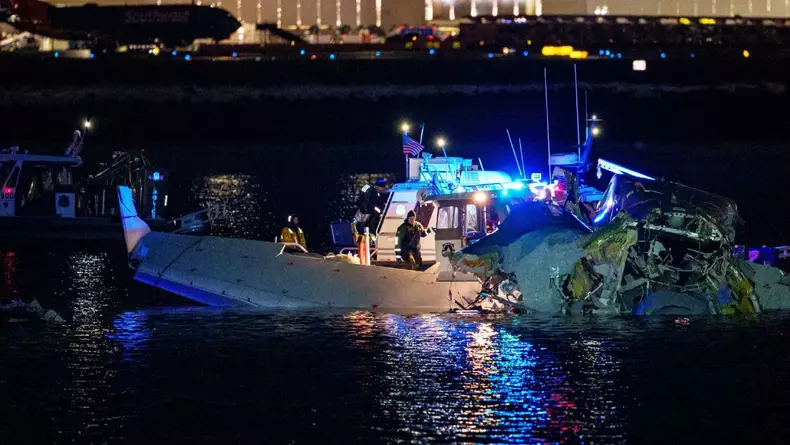 EmergeUnitățile de intervenție în caz de urgență evaluează epavele avioanelor în râul Potomac, lângă aeroportul Ronald Reagan Washington, pe 30 ianuarie 2025, în Arlington, Virginia. (Fotografia de Andrew Harnik/Getty Images) Sursa: CBS NEWSncy response units assess airplane wreckage in the Potomac River near Ronald Reagan Washington Airport on Jan. 30, 2025, in Arlington, Virginia. (Photo by Andrew Harnik_Getty Images)