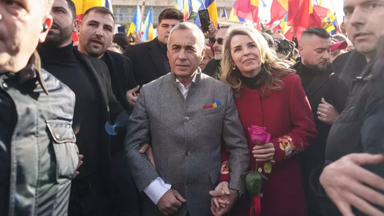 Călin și Cristela Georgescu surprinși în timp ce se țin de mână. Foto Profimedia