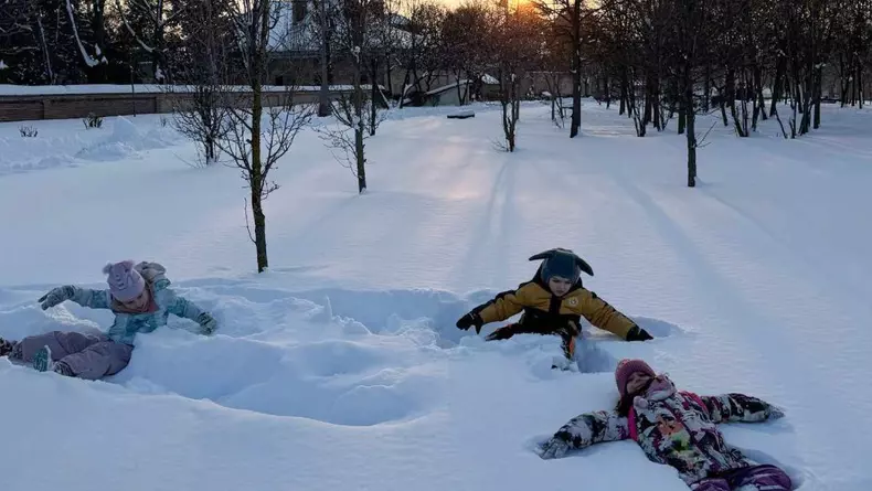 Copii în zăpadă Parc Mogoșoaia