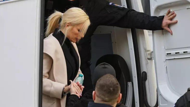 Laura Vicol coboara din dubă la ÎCCJ, sursă foto_ Vlad Chirea