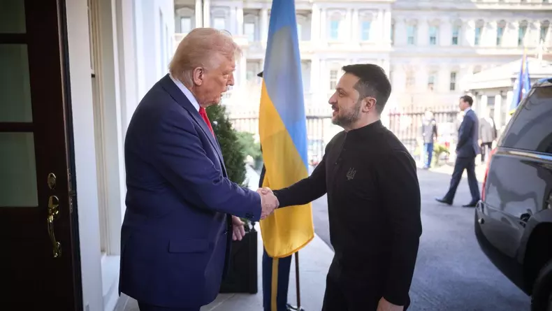 Donald Trump dă mâna cu Volodimir Zelenski în momentul sosirii președintelui ucrainean la Casa Albă Foto: Profimedia