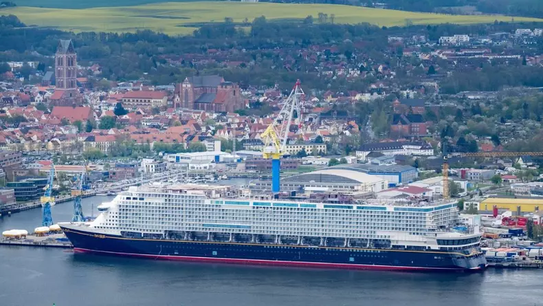 Nava de croazieră „Disney Adventure” (1)