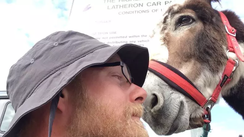 Adam a străbătut Marea Britanie pe jos, alături de un măgar pe nume Martin. (2)