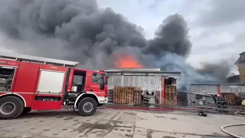 Incendiu depozit sector 6 (3)