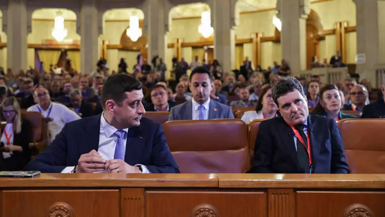 Nicușor Dan nu a dat mâna cu George Simion la începutul Congresului BNS și nici nu s-a uitat înspre el, deși au fost așezați unul lângă altul în sala din Parlament. Foto: Vlad Chirea / Libertatea