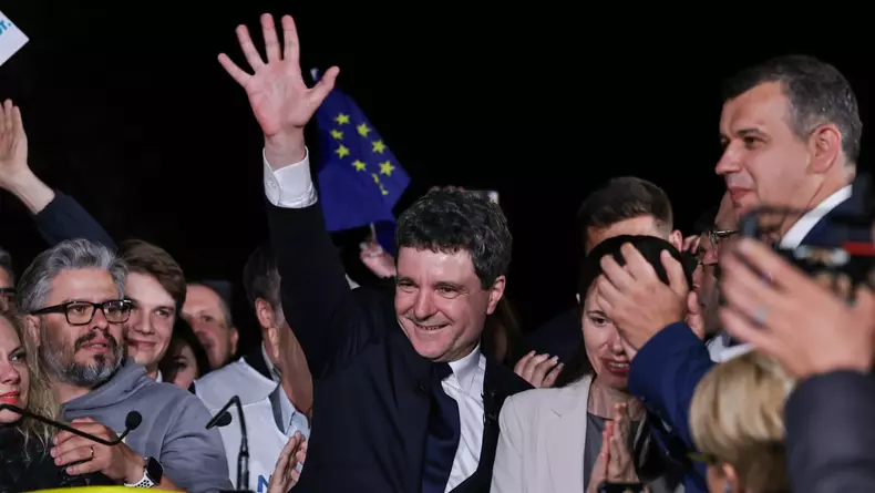 Nicușor Dan salutând mulțimea de susținători