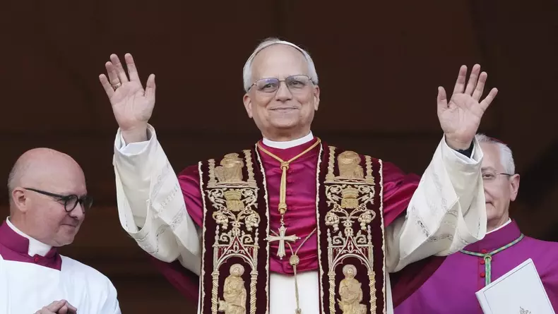 Papa Leon al XIV-lea salută mulțimea în prima sa apariție Foto: Profimedia