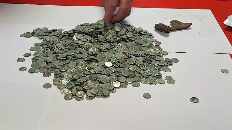 Un român a găsit 1469 de monede romane de argint în Giurgiu (2)