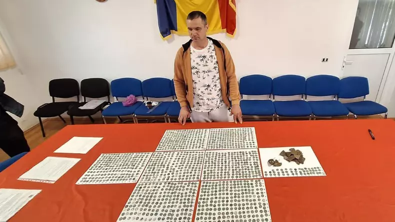 Un român a găsit 1469 de monede romane de argint în Giurgiu