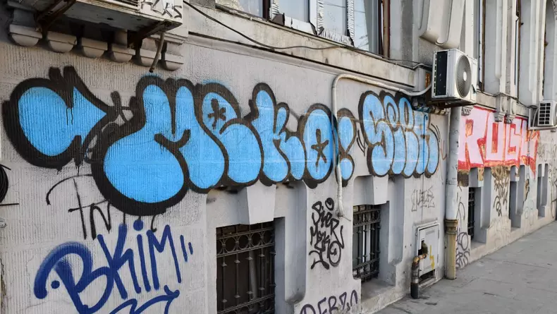 Imagine cu ziduri murdărite de graffiti în București. Foto: PMB