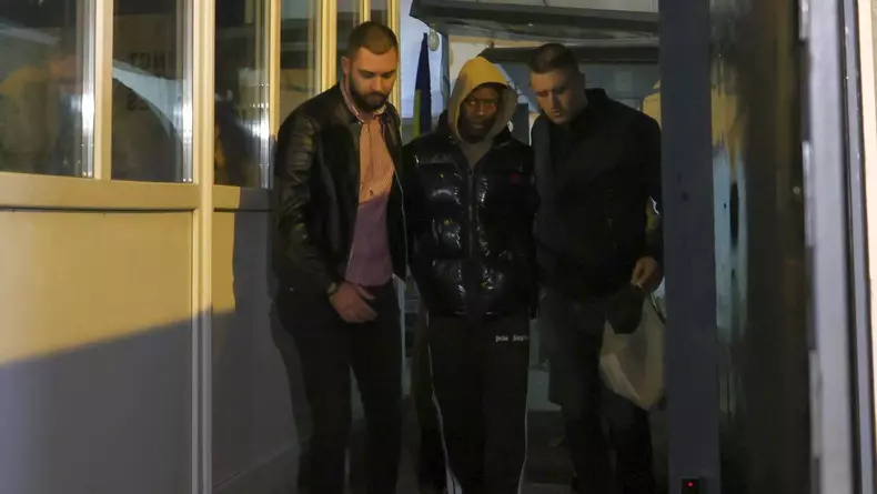 Kader Keita este escortat de polițiști după ce a fost reținut 24 de ore. Foto: Inquam Photos / George Călin