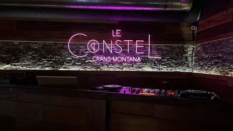 Illustration de l'intérieur du bar Le Constellation (Le Constel), avant l'incendie meurtrier dans la nuit du Nouvel An dans la station suisse du Crans-Montana