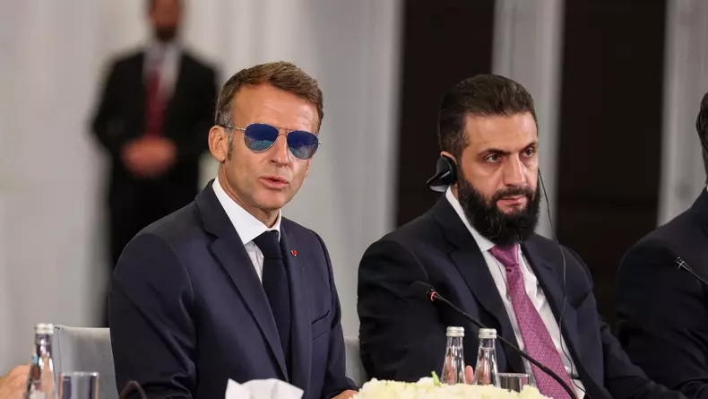 7 iulie 2026, Damasc. Emmanuel Macron (stânga), cu ochelari de aviator, alături de liderul sirian Ahmed al-Sharaa (dreapta) Foto: Profimedia