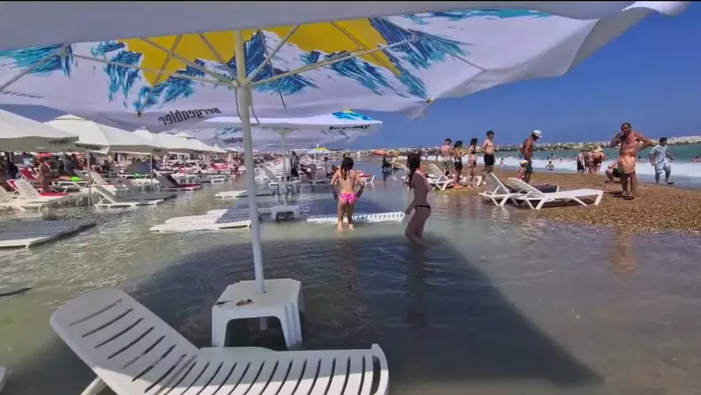 Inundație pe plaja din Costinești. Foto Facebook Meteoplus