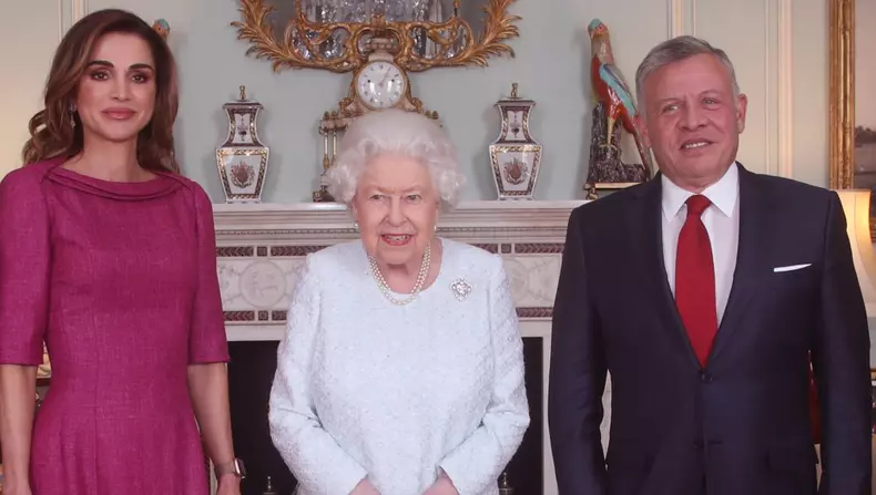 Detaliu surprins în fotografiile cu Regina Elisabeta a II-a care i-a îngrijorat pe fanii regali