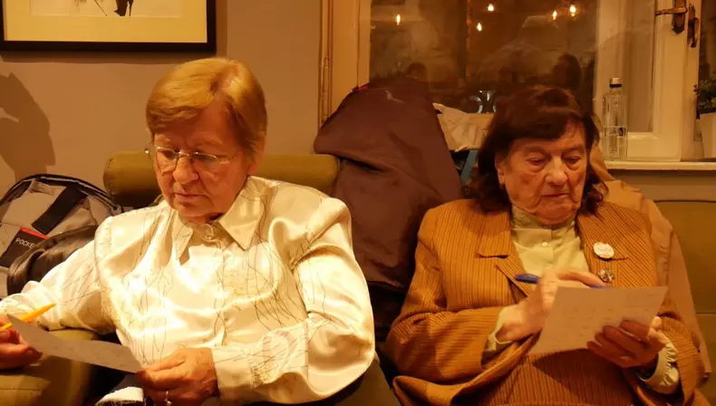 Bătrâni care joacă Bingo cu voluntari ai Asociației "Niciodată singur"